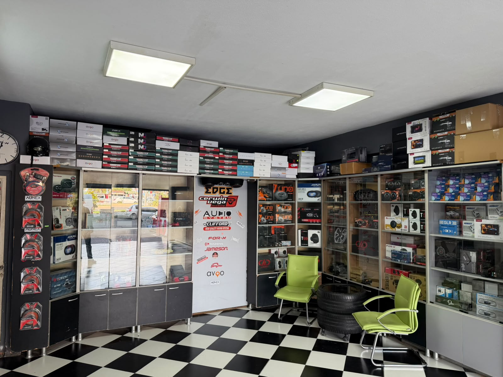 Çorlu mağazasında oto ses ürünleri, hoparlör ve amfi vitrinleri ile bekleme alanı